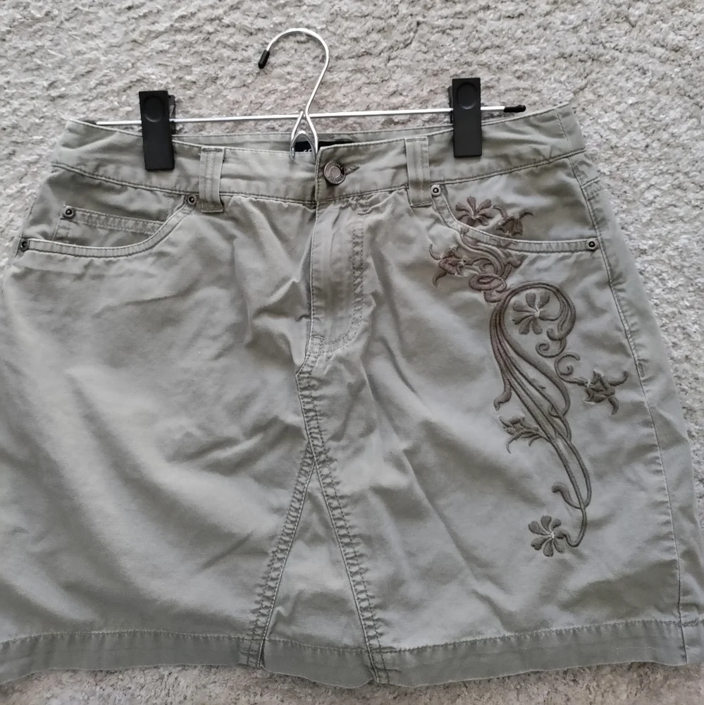 Sonoma skirt w/shorts. Embroidery. Five pockets. Olive green. 15" Cotton. - Picture 2 of 4